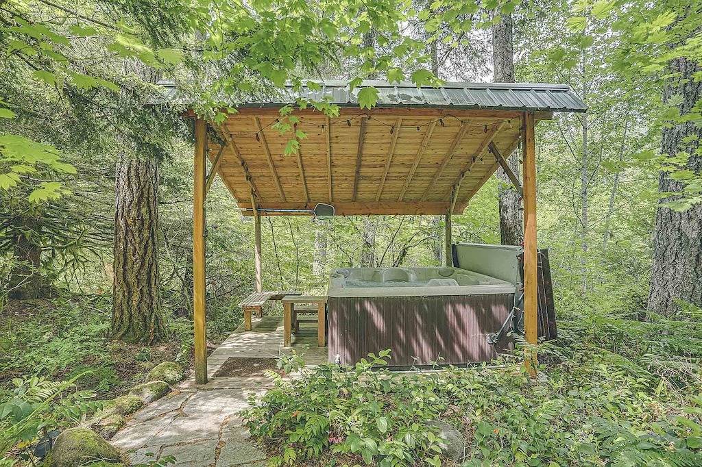 Secluded River Breeze Chalet, Hot Tub, Deck, Bbq, Woodstove, Dog-Friendly in Welches, Mount Hood