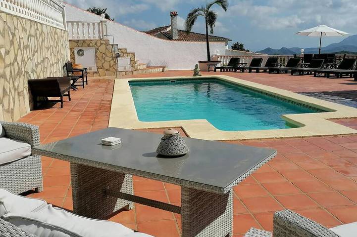 Ferienhaus für 14 Personen, mit Balkon und Whirlpool sowie Terrasse und Garten