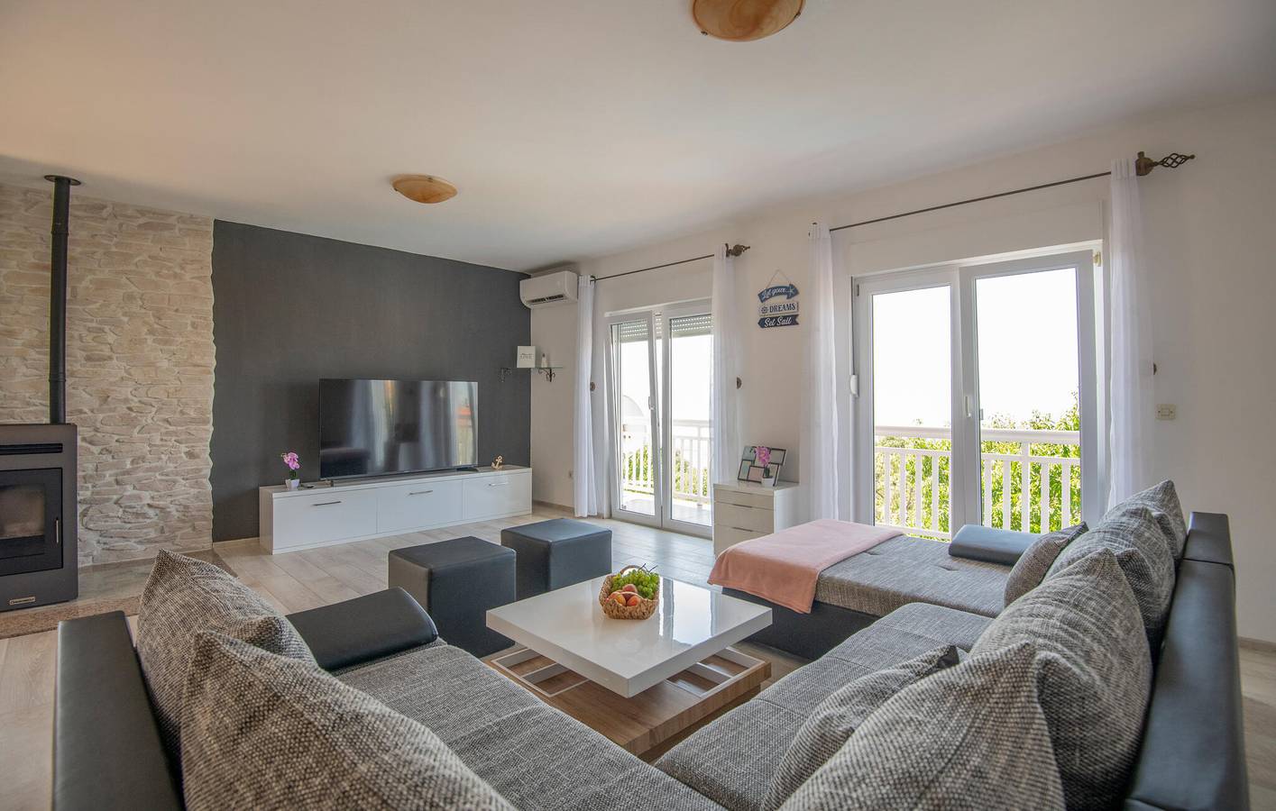 Charmantes Apartment mit Pool und Terrasse in Imotski, in der Nähe des Sees und des Stadtzentrums in Imotski, Makarska Riviera