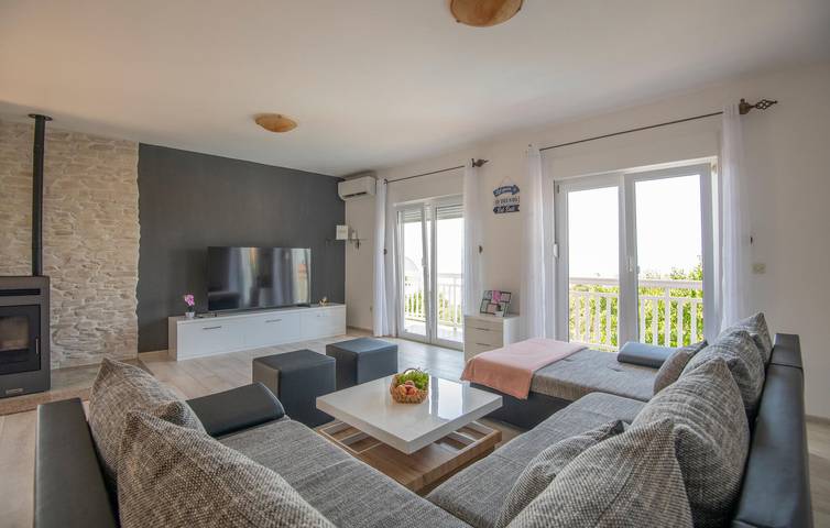 Charmantes Apartment mit Pool und Terrasse in Imotski, in der Nähe des Sees und des Stadtzentrums in Imotski, Makarska Riviera