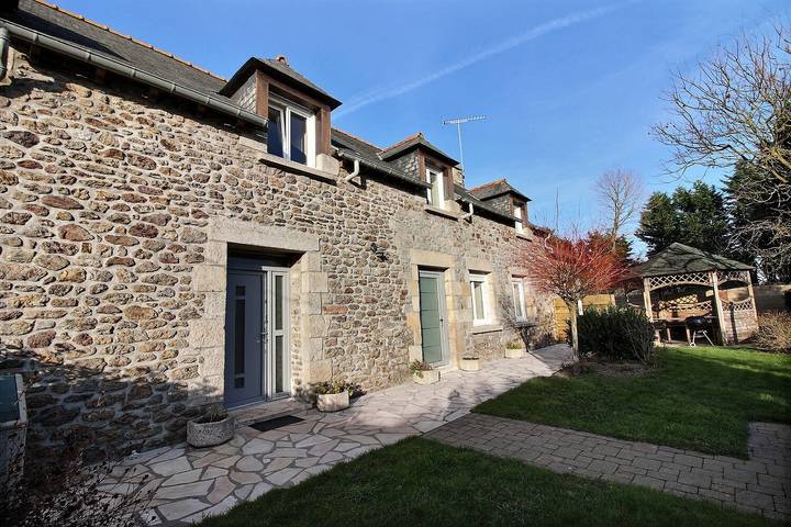 Gîte pour 6 personnes, avec Terrasse et Jardin à Jugon-les-Lacs