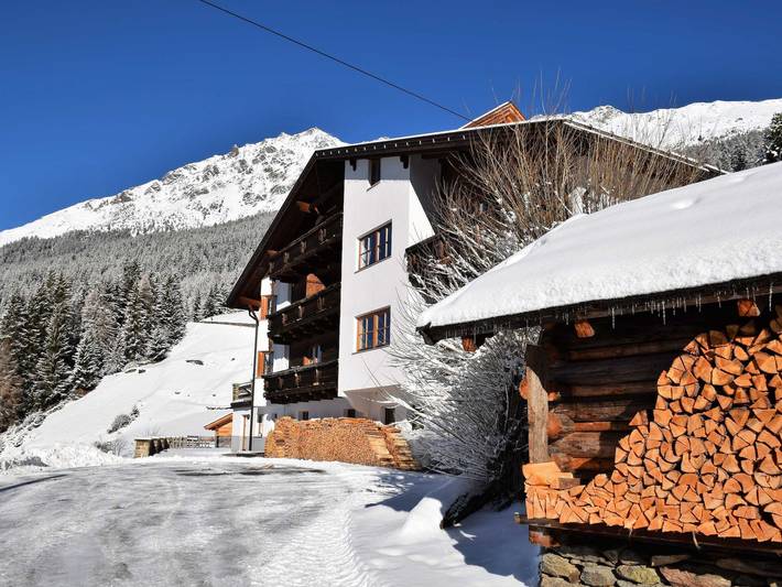 Ferienhaus für 7 Personen, mit Balkon und Terrasse sowie Garten und Ausblick in Kaunerberg