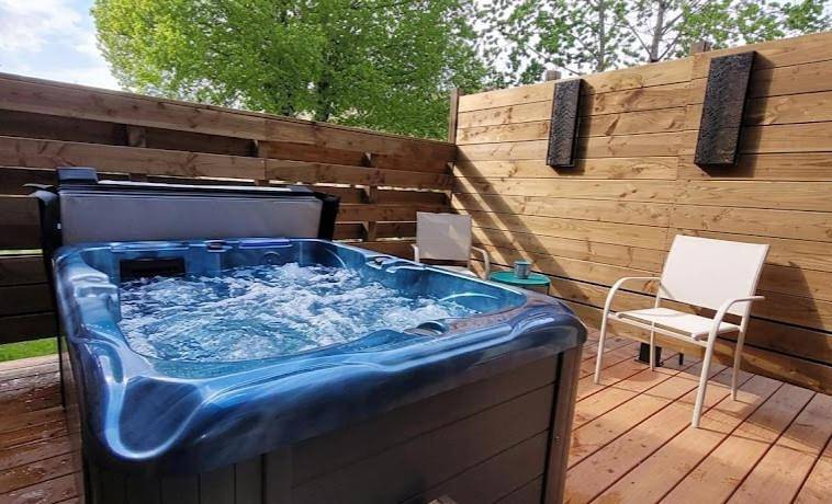 Location de vacances pour 2 personnes, avec terrasse ainsi que jacuzzi et jardin à Soulages
