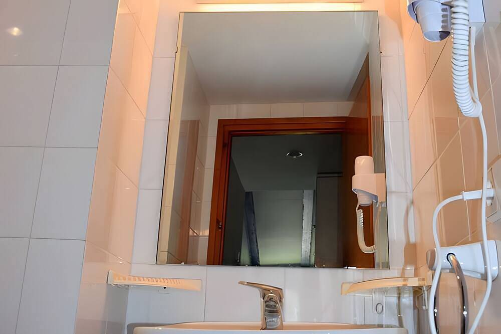 Apartamento entero, Apartamento 'Mas El Carrer - Blau' con piscina compartida, jardín compartido y Wi-Fi in Santa Pau, Parc Natural de Zona Volcànica de la Garrotxa