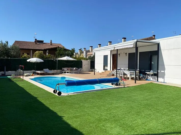 Casa de vacaciones para 6 personas, con piscina además de jardín y jacuzzi - 1