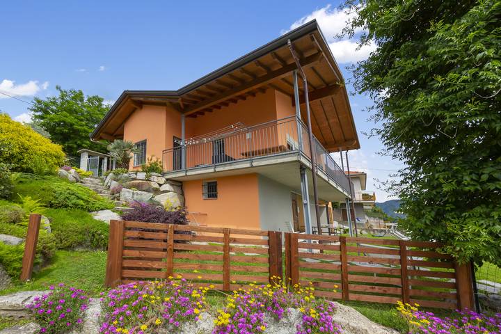 Villa con piscina per 9 persone, con piscina e terrazza, adatto a famiglie con bambini sul Lago Maggiore