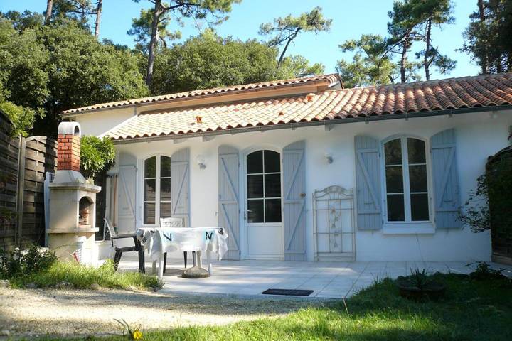 Location de vacances pour 2 personnes, avec vue ainsi que terrasse et jardin, animaux acceptés dans Petite Plage Saint Trojan Les Bains