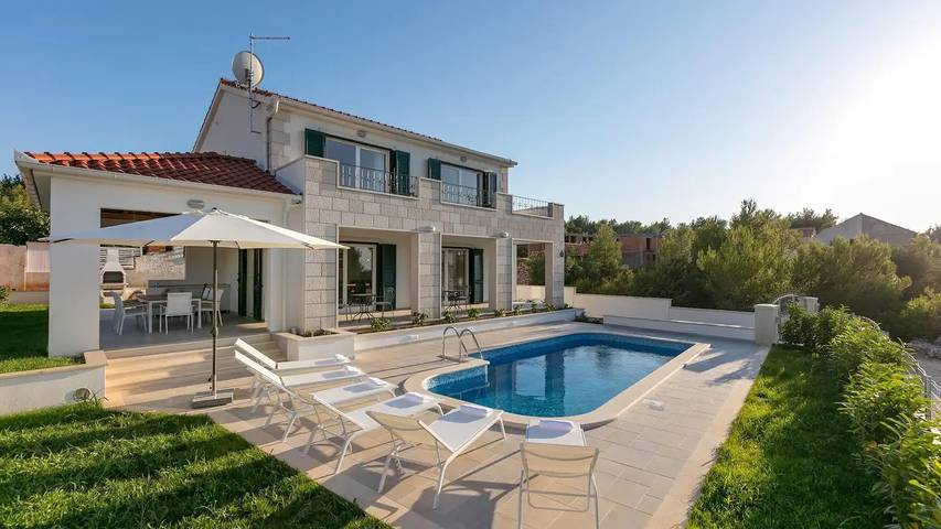 Villa pour 8 personnes, avec piscine et jardin, animaux acceptés dans Brac