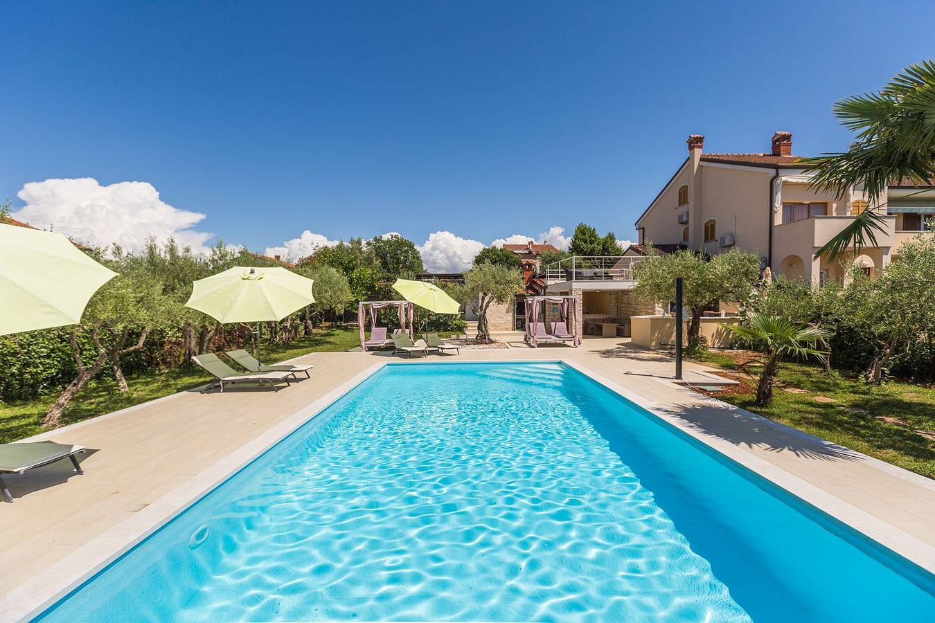 Ganze Wohnung, Helles Apartment nur 250 Meter zum Strand mit Meerblick, Pool, Grill, Waschmaschine in Mali Maj, Grad Poreč