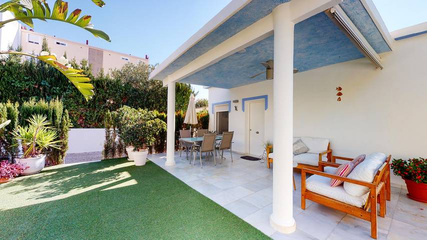 Chalet para 4 personas, con Terraza además de Jardín y Vistas en Las Marinas