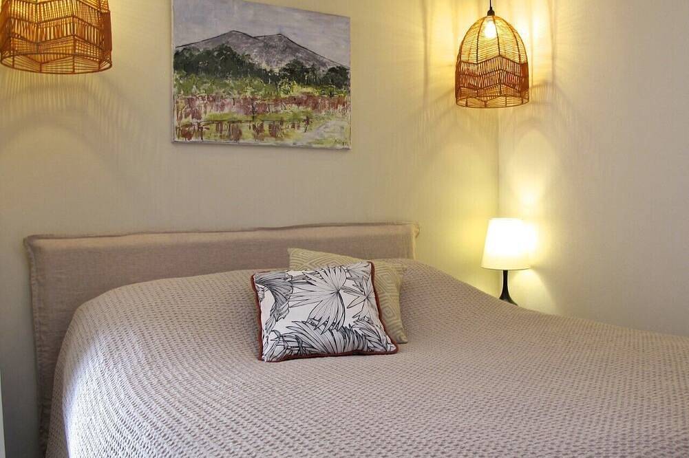 Appartement entier, Studio avec cour privatif et jacuzzi in Mazan, Parc naturel régional du Mont-Ventoux
