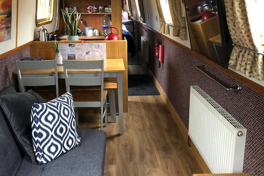 Beautiful Narrowboat Glyndwr in Arbury Ward, Cambridge