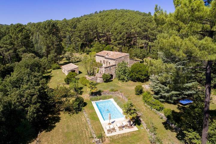 Gîte pour 6 personnes, avec piscine ainsi que terrasse et jardin à Banne