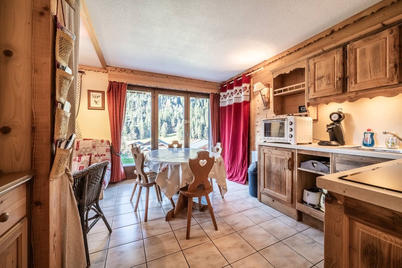 Appartement entier, Appartement 'T3 Chatel' avec vue sur montagne, terrasse privée et balcon in Chatel, Les Portes du Soleil