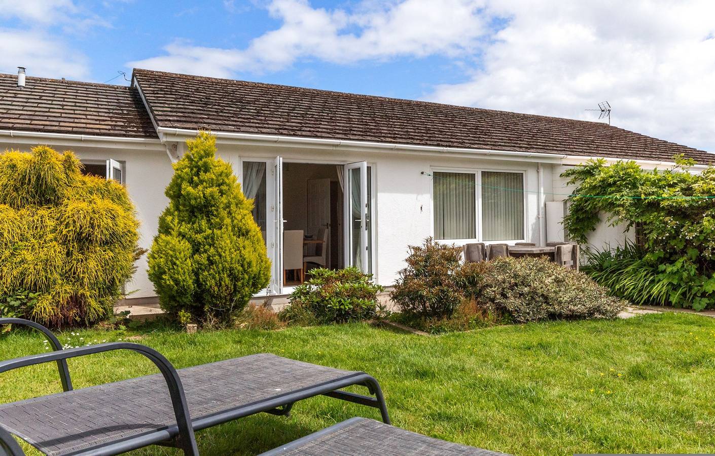 Sea Charm - Cosy Bungalow, Near Beach and Village in Saundersfoot, Pembrokeshire