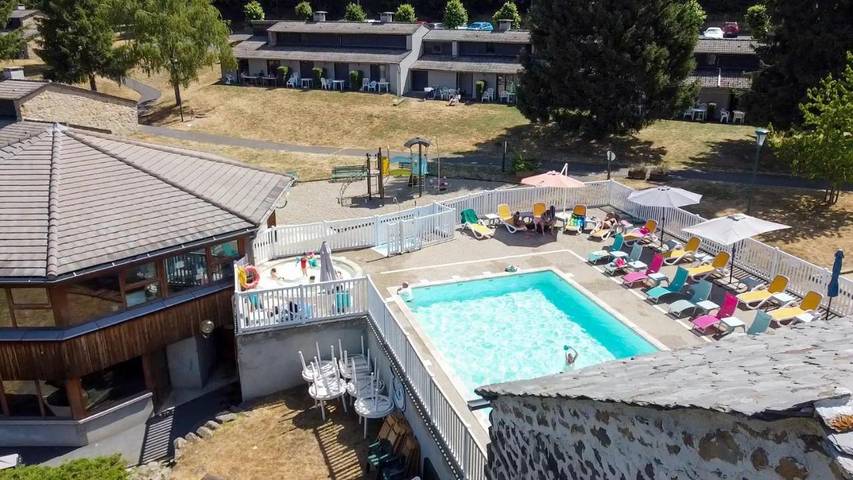 Parc de vacances pour 8 personnes, avec piscine et jardin en Auvergne