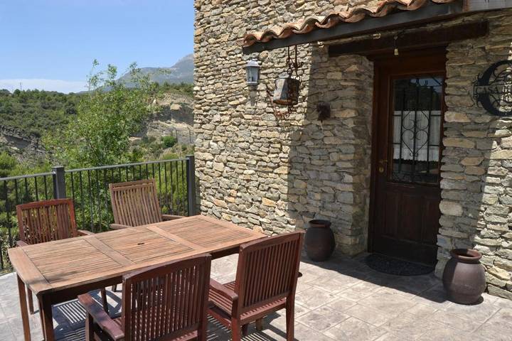 Casa rural para 4 personas, con jardín además de vistas y vistas al lago, Se admiten mascotas en Noguera
