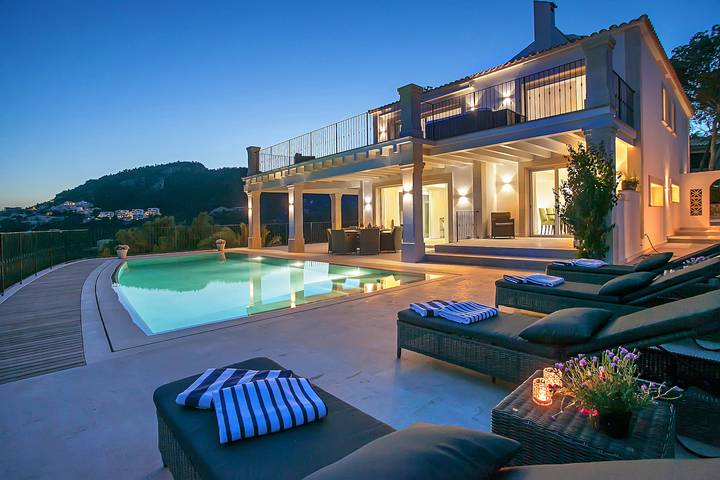Villa für 8 Personen, mit Balkon und Whirlpool sowie Terrasse und Garten auf Mallorca Westen