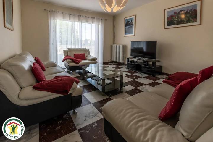 Gîte pour 12 personnes, avec terrasse dans Aÿ-Champagne - 4