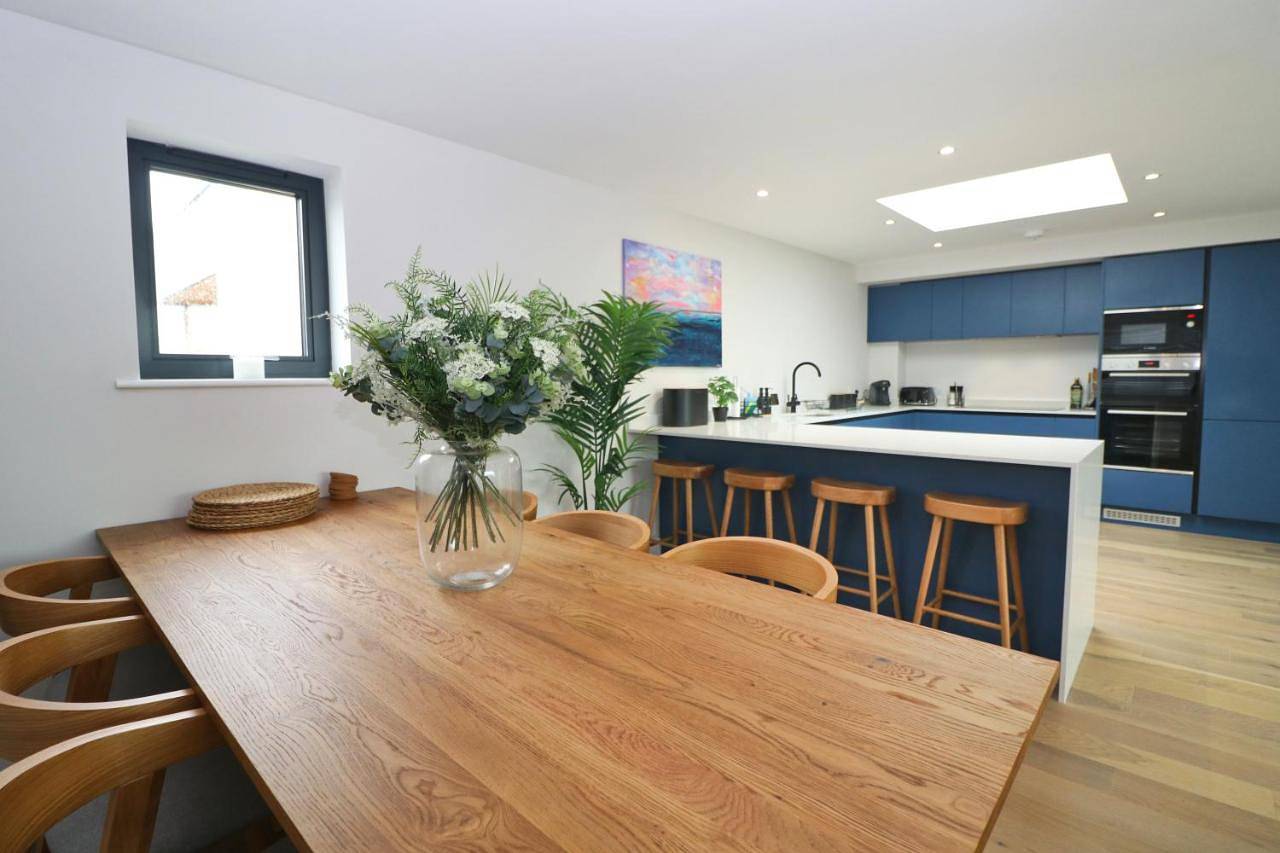 Entire apartment, Three-Bedroom Apartment in Harlyn, Cornwall