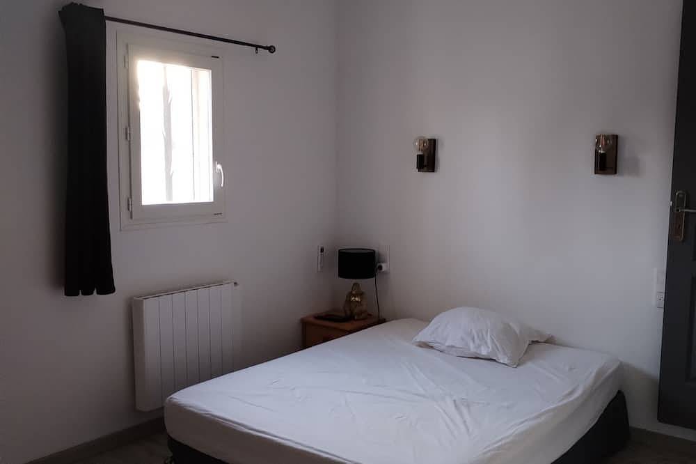 Close to St Rémy de Provence, surrounded by pine and olive trees. in Eyragues, Arles und Umgebung