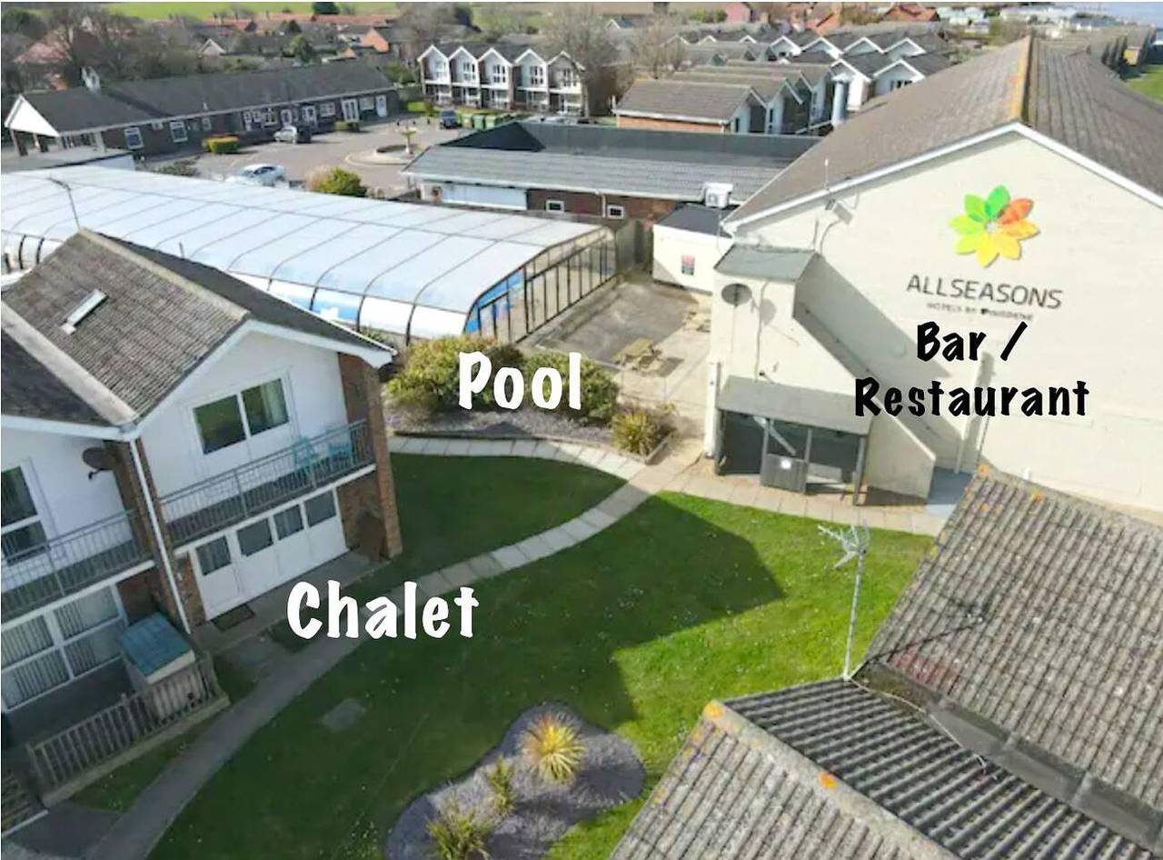 Villa - Sleeps 6 - Pets Ok - Pool - Parking in Lowestoft, The Broads