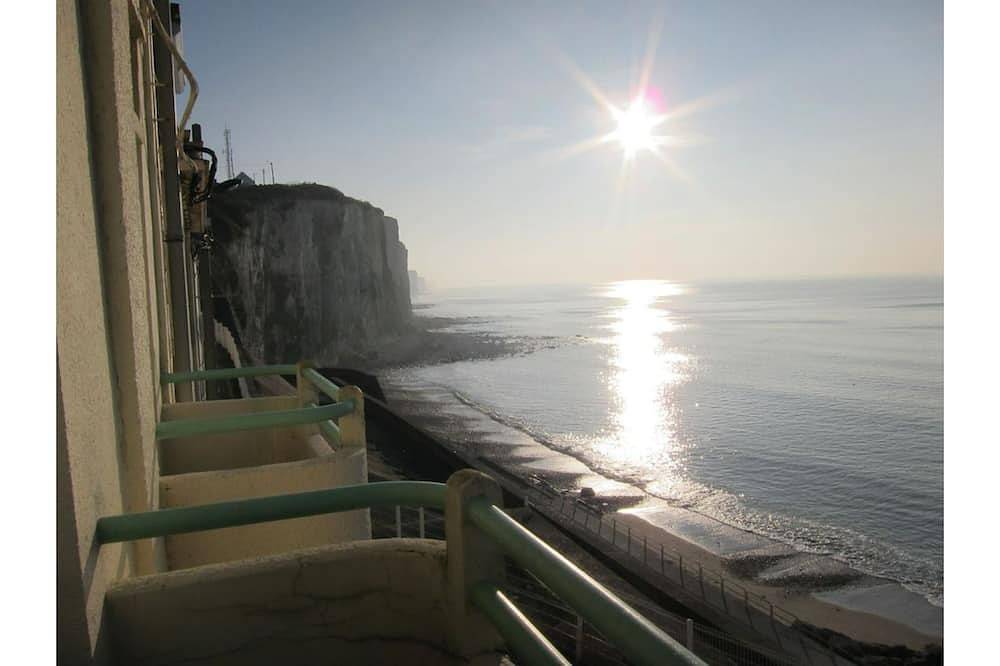 Entire apartment, Villa \"Le Courlis \"panoramic sea view direct beach access in Le Tréport, Dieppe region