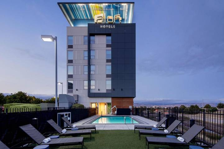 Hotel para 3 personas, con vistas además de terraza y piscina - 1