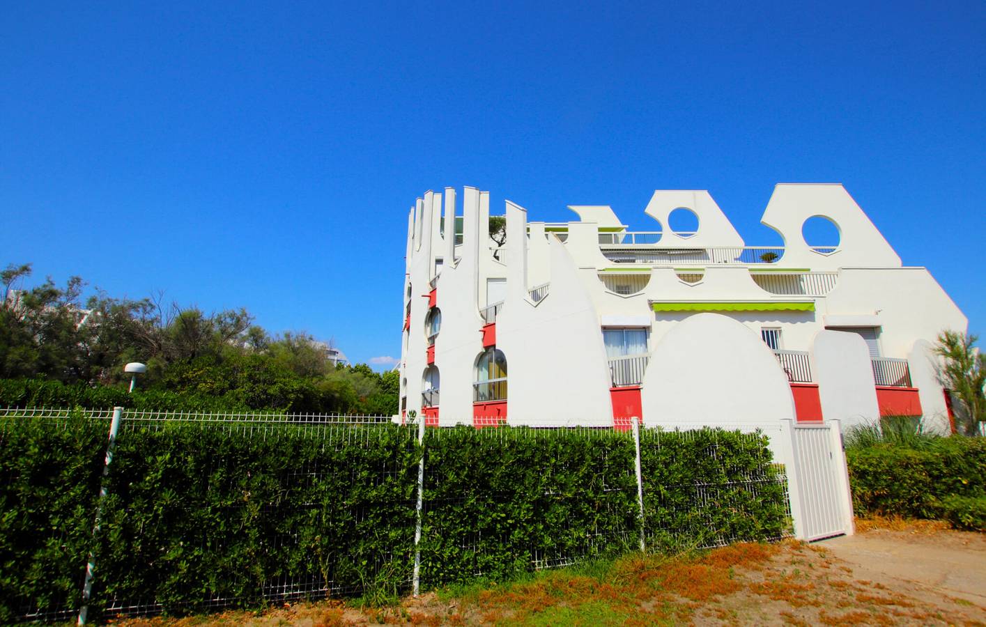 Entire holiday apartment, Cozy Nature Retreat with WiFi and TV in Saint-Martin-de-Crau, Arles region