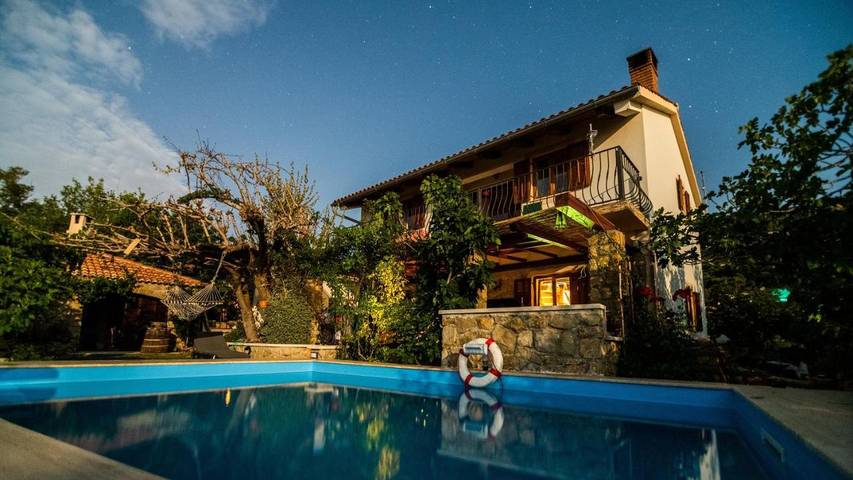 Ferienhaus für 11 Personen, mit Balkon und Sauna sowie Pool, mit Haustier in Banjol