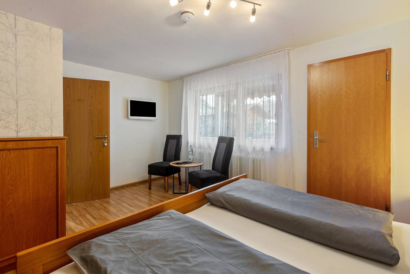 Zimmer 'Doppelzimmer 2 - Müller Thurgau' mit gemeinsamer Terrasse, gemeinsamem Garten und Wi-Fi in Bad Bellingen, Südschwarzwald