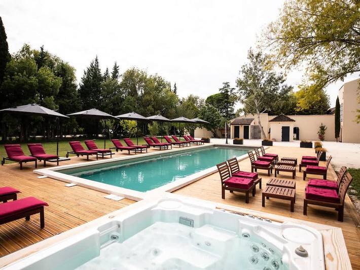 Ferienhaus für 16 Personen, mit Balkon/Terrasse und Whirlpool sowie Terrasse und Garten