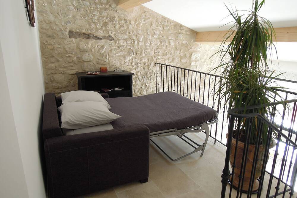 7-person vacation home with reversible air conditioning and outdoor courtyard in the Luberon in Céreste, Regionaler Naturpark Luberon