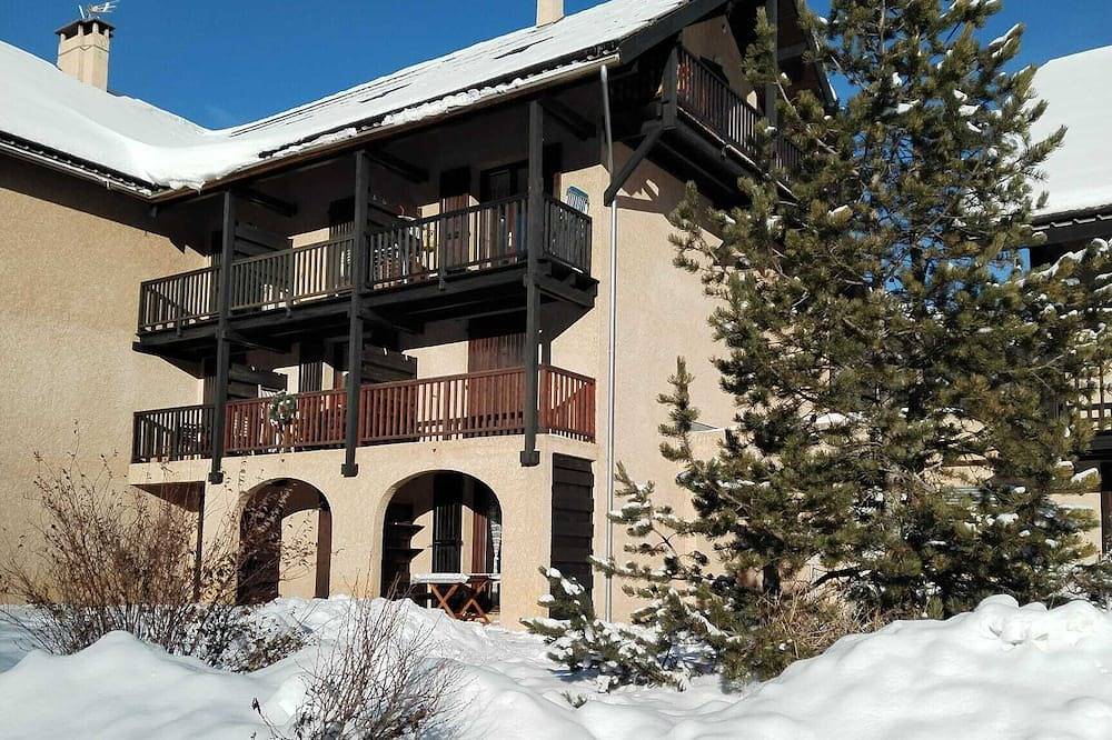 Entire apartment, Studio apartment in the mountains (1600 m.a.s.l.) Full southern exposure in Névache, Briançon region