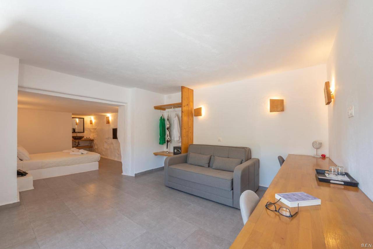 Standard double/ twin with private balcony in Kea