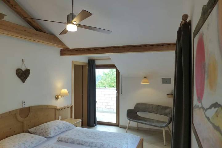 Appartamento intero, Vacation apartment for 2-4 people with southwest-facing loggia and organic natural bathing pond in Caines, Val Passiria