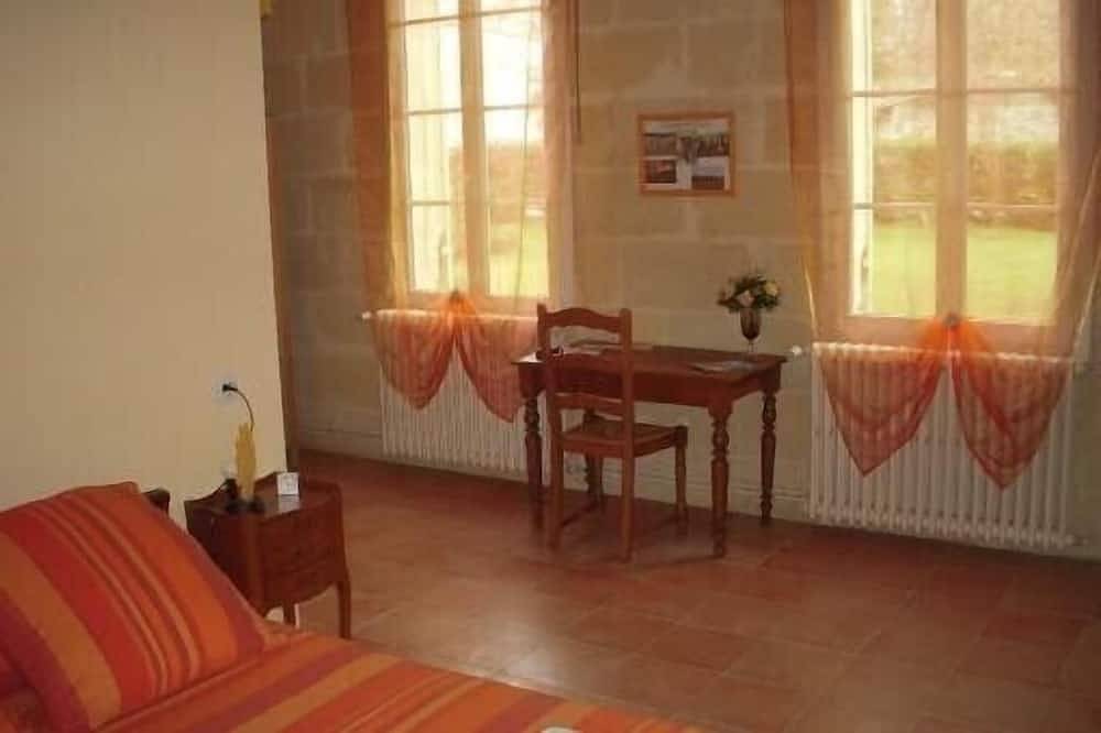 Chambres d'hôtes au coeur d'une propriété viticole puisseguin- gironde in Puisseguin, Région de Libourne