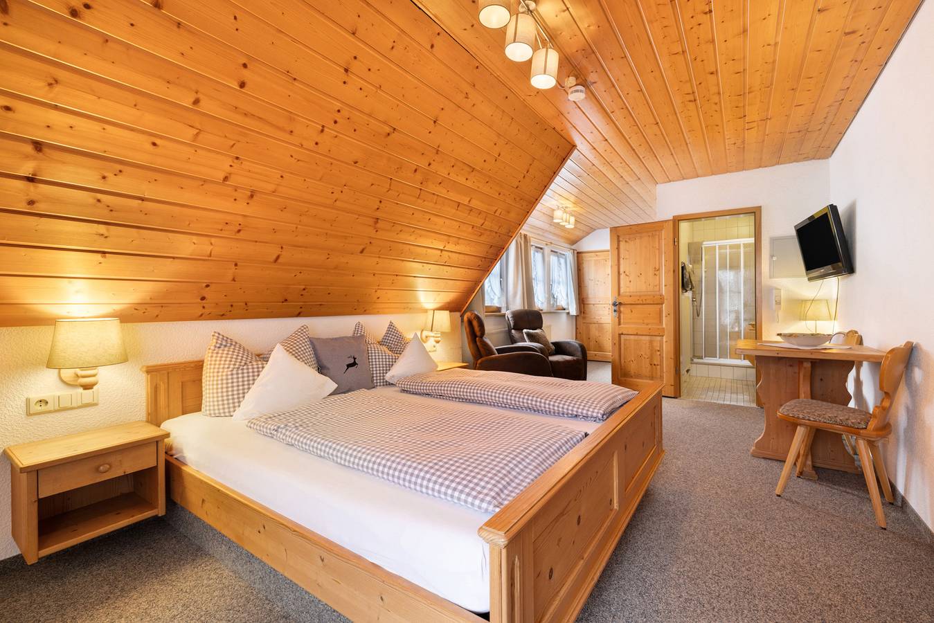 Zimmer 'Doppelzimmer 7' mit Bergblick, Gemeinschaftsterrasse und Wi-Fi in Alpirsbach, Kinzigtal