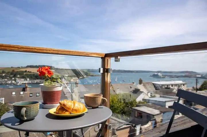 Apartment for 5 people, with garden and hot tub as well as terrace in Falmouth (UK)