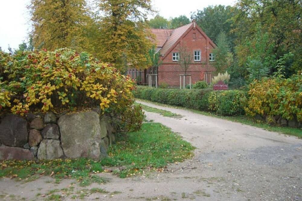 Altes Bauernhaus, großer Garten,  2 Schlafzimmer, große Küche in Stove, Boiensdorf