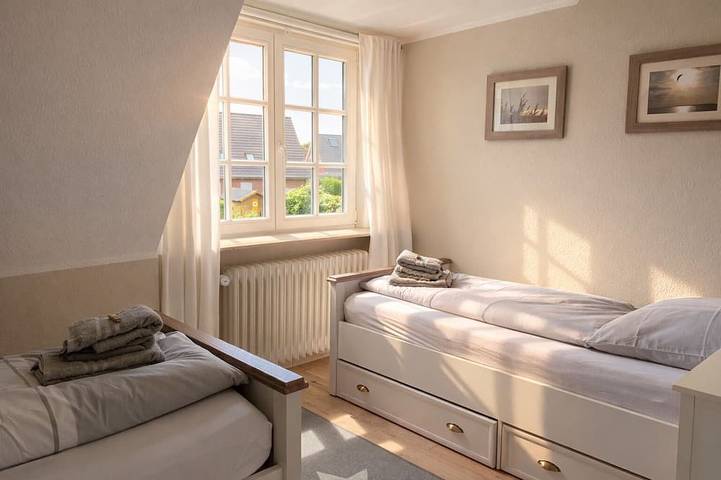 Ganze Wohnung, Gemütlichkeit unterm Dach - ruhige Ferienwohnung mit Balkon in St. Peter-Bad, St. Peter-Ording