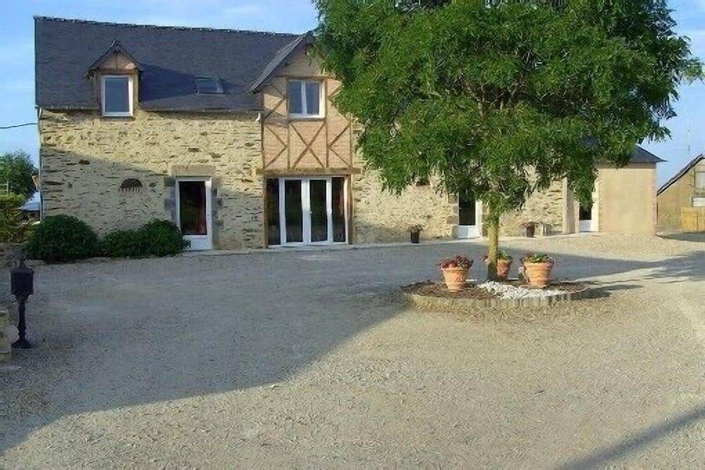 Gîte A La Campagne Avec Sa Piscine Couverte et Spa in Mont-Saint-Jean, Parc naturel régional Normandie-Maine