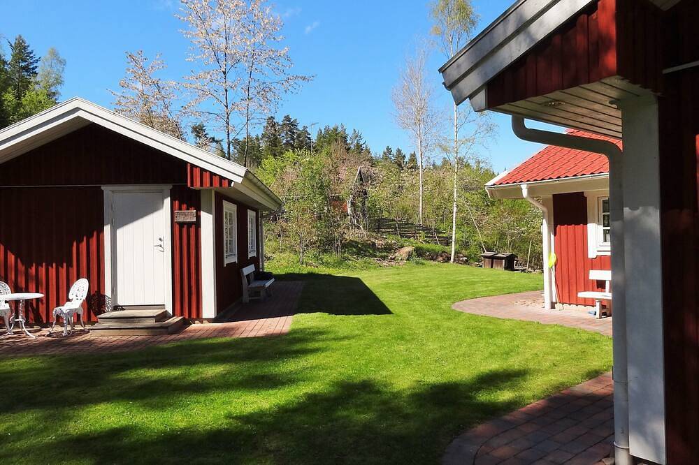Haus in sonniger Lage am Sommen mit eigenem Steg und Boot, gute Angelmöglichkeit in Boxholm kommun, Sommen