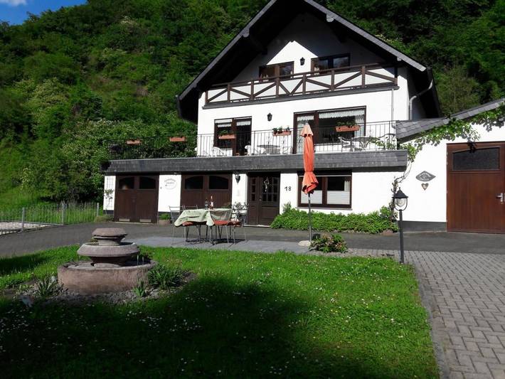 Ferienhaus für 10 Personen, mit Balkon und Terrasse sowie Garten und Ausblick in Beilstein