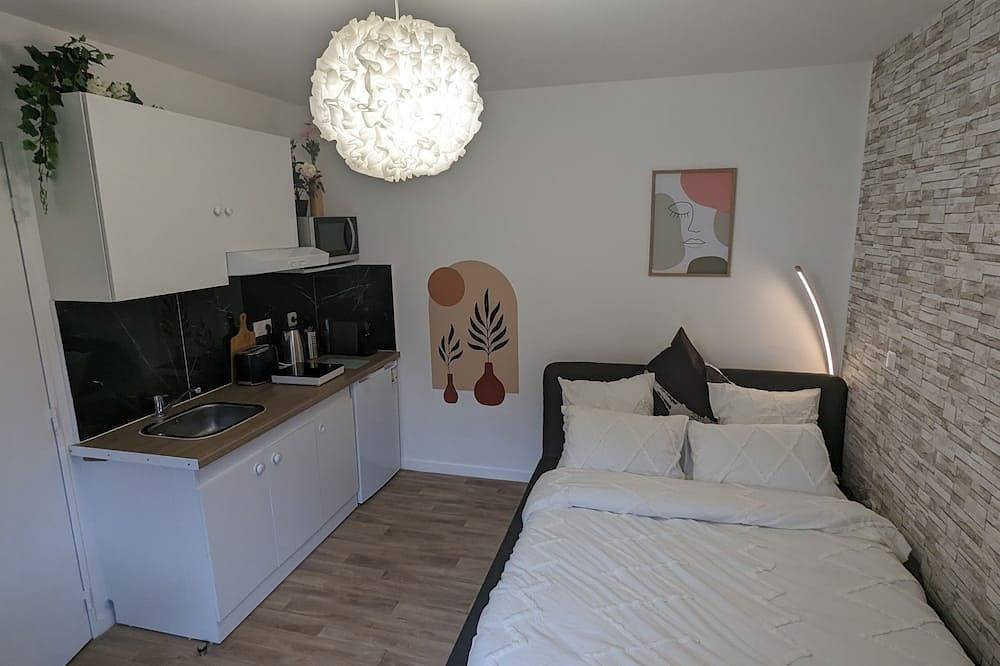 Entire apartment, Oasis de Verdure à 15 min de Paris : Studio Avec un Coin Repas en Plein air ! in Saint-Gratien, Val-d'Oise