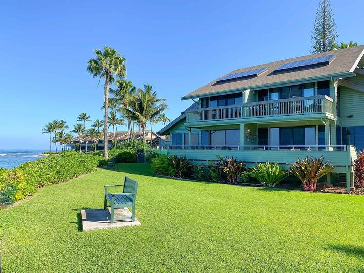 Beach rental for 8 people, with pool and yard as well as terrace on Maui