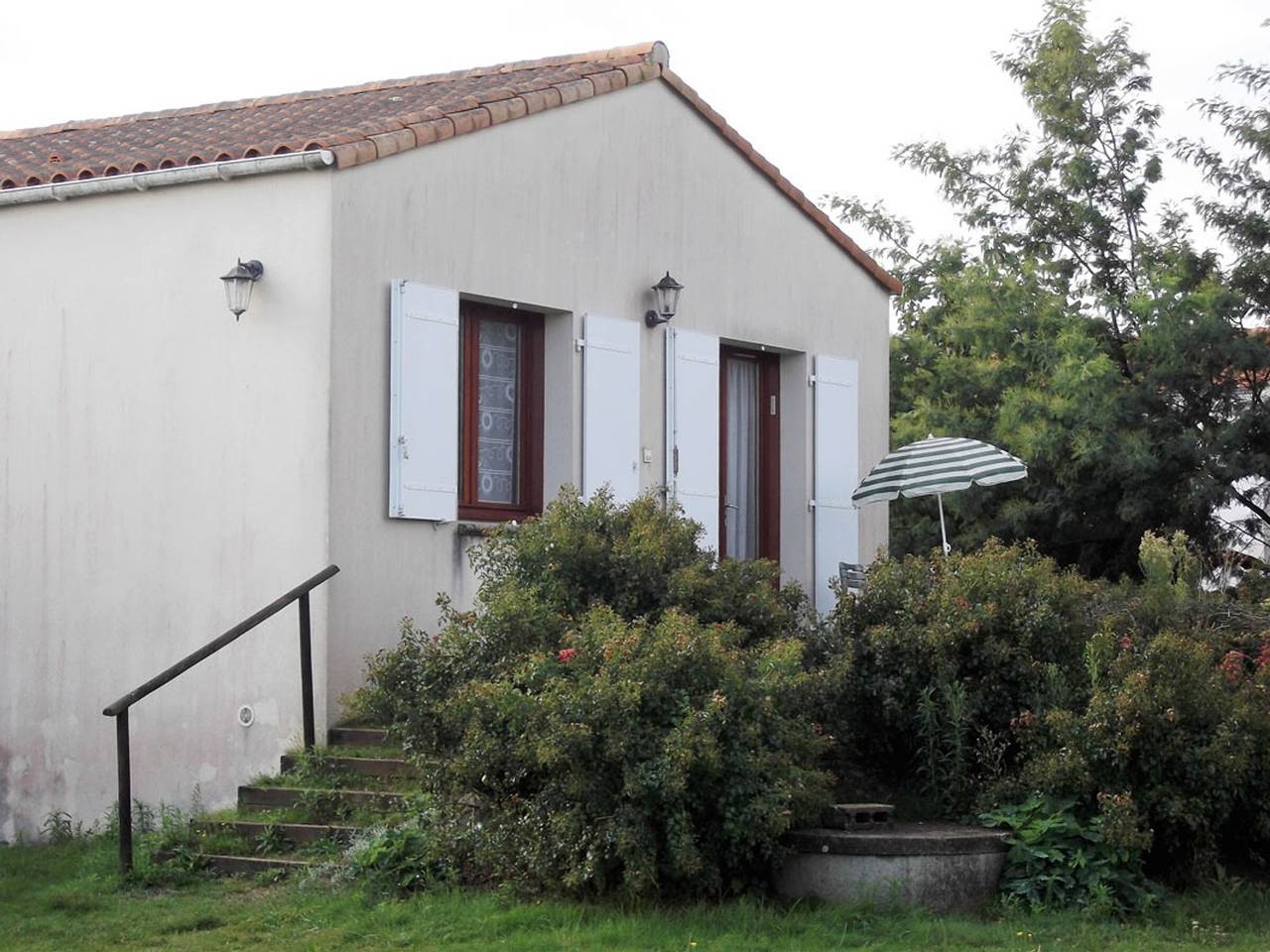 Maison individ. au calme, 1,5 km plage, grd terrain arboré, proche commerces, 1 ch., Tv câble, animaux ok. in La Tranche-sur-Mer, Vendée
