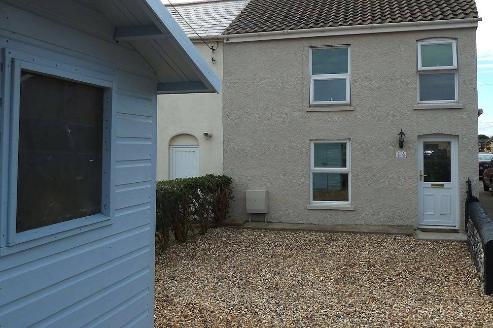 Dog Friendly, Cosy Fisherman's Cottage Within 150 Metres Of A Long Sandy Beach in Caister-on-Sea, Great Yarmouth