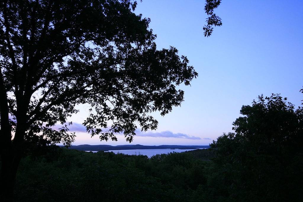 Familienfreundliches Blockhaus mit herrlichem Seeblick von einem riesigen Deck! in Lake Tenkiller