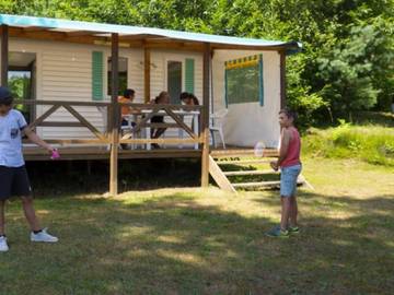 Camping pour 4 Personnes dans Aubazines, Région de Brive-la-Gaillarde, Photo 3